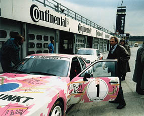 Jochen Maas steigt in den Porsche 944 Turbo ein